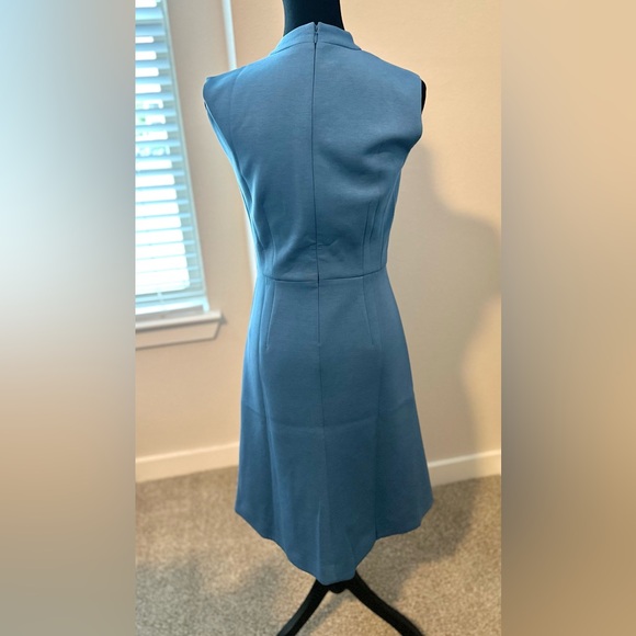 NWT! Versatile and flattering Ann Taylor V-Neck Flare Dress - Size 2 - Picture 6 of 6